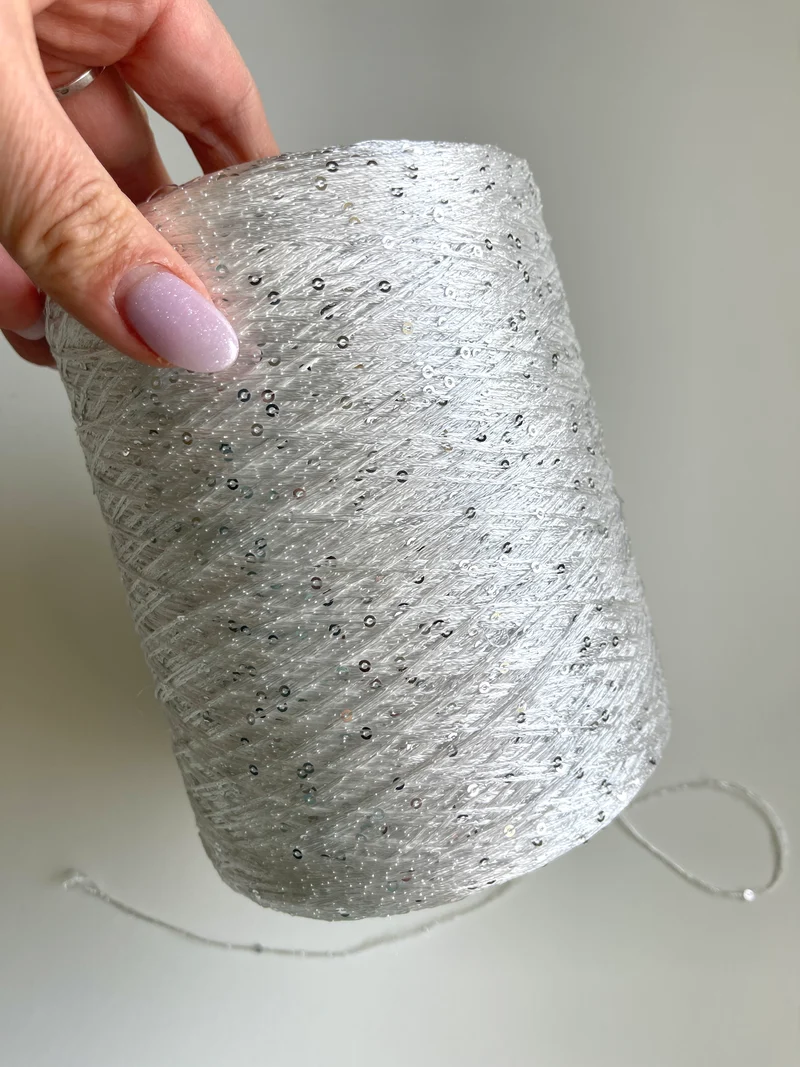 Lentejuelas de Cofil en cono (plata sobre blanco)