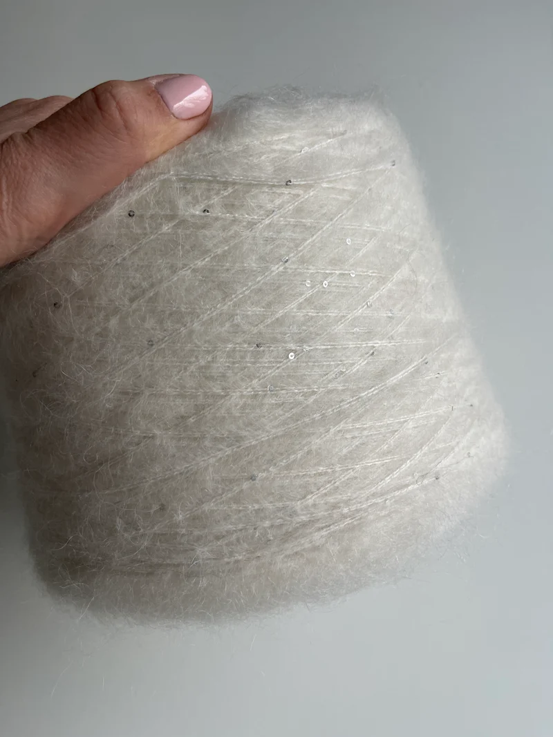 Mezcla de mohair con lentejuelas blancas