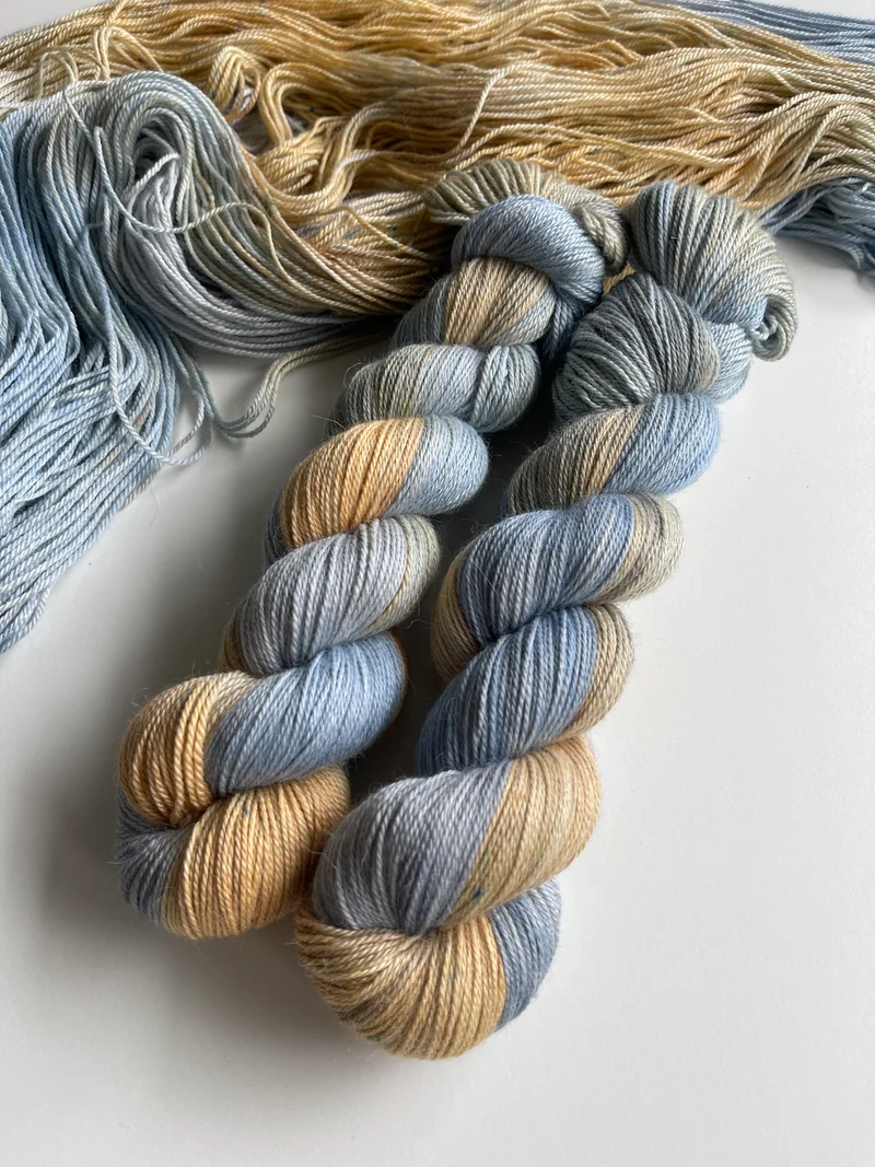 Seda de alpaca: paja sobre azul