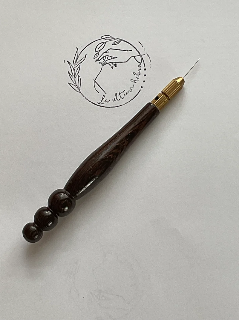 Aguja Luneville con Mango de Madera Boniga
